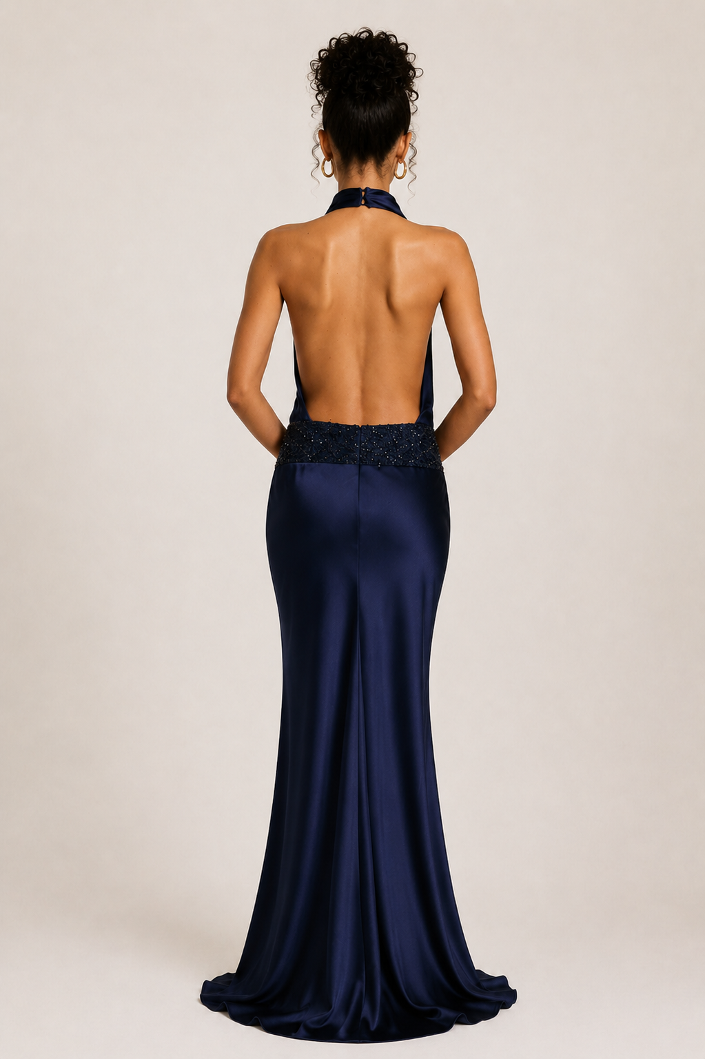 Das Aveline Neckholder-Kleid mit offenem Rücken