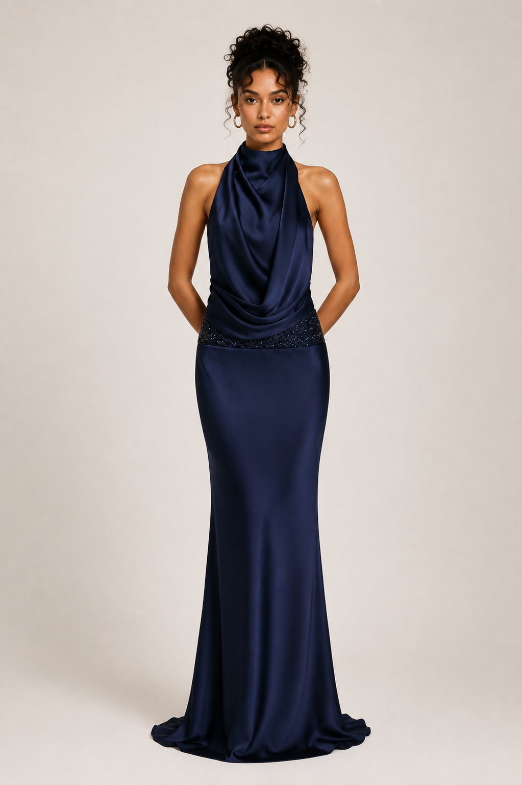 Das Aveline Neckholder-Kleid mit offenem Rücken