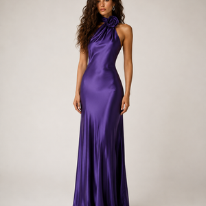 Enges, hoch tailliertes, einfarbiges Abendkleid mit Halterneck
