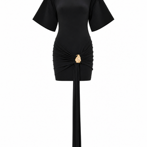 Tailliertes Kleid Mit Halben Ärmeln, Bindevolen Und Raffung In Der Taille