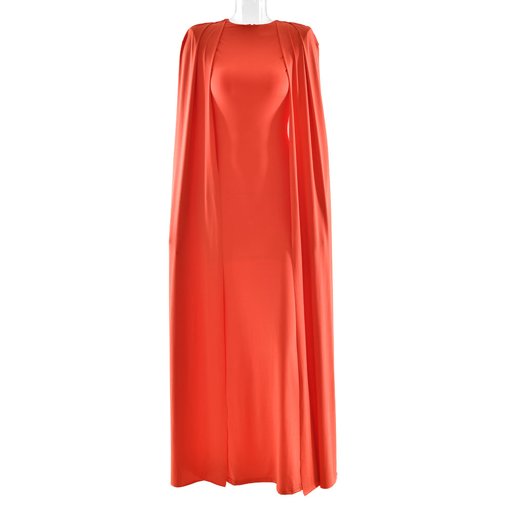 Einfarbiges, plissiertes Rundhals-Kleid mit Schal und schmaler Passform