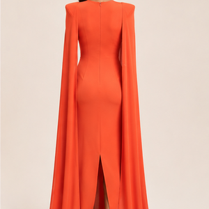Einfarbiges, plissiertes Rundhals-Kleid mit Schal und schmaler Passform