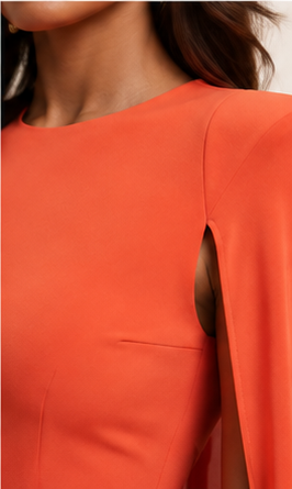 Einfarbiges, plissiertes Rundhals-Kleid mit Schal und schmaler Passform